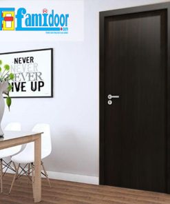 Cửa gỗ MDF LAMINATE L1 tại Showroom Famidoor thuộc dòng sản phẩm cửa gỗ công nghiệp MDF phủ nhựa