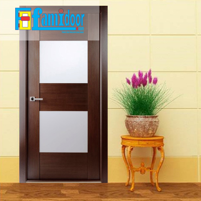 Cửa gỗ cao cấp fmd M-G2 ở Showroom Famidoor có giá hợp lý, chỉ bằng một nửa giá so với gỗ tự nhiên thật nguyên tấm.