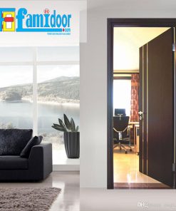 Cửa gỗ MDF VENEER P1R2 tại Showroom Famidoor chính là gỗ tự nhiên, tuy nhiên được lạng mỏng từ cây gỗ tự nhiên, gỗ veneer chỉ dày từ 1mm cho đến 2ly là nhiều.