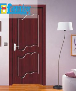 Cửa gỗ cao cấp PVC 1032 ở Showroom Famidoor được phủ một lớp nhựa PVC cao cấp vân gỗ trên bề mặt.