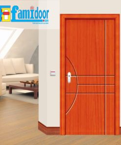 Cửa gỗ cao cấp PVC 1055 ở Showroom Famidoor được phủ một lớp nhựa PVC cao cấp vân gỗ trên bề mặt.